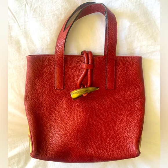 Burberry Handbag
Luxurious red/beige
calf leather
Unique front toggle fastener - Picture 1 of 10